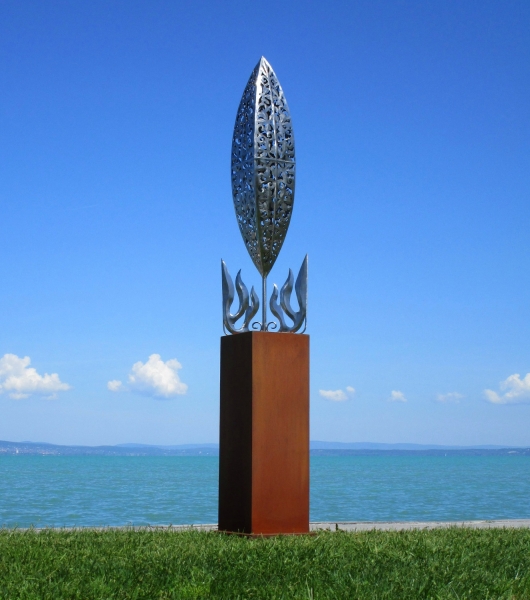 Edelstahl SBig flame artwork on rusty column
